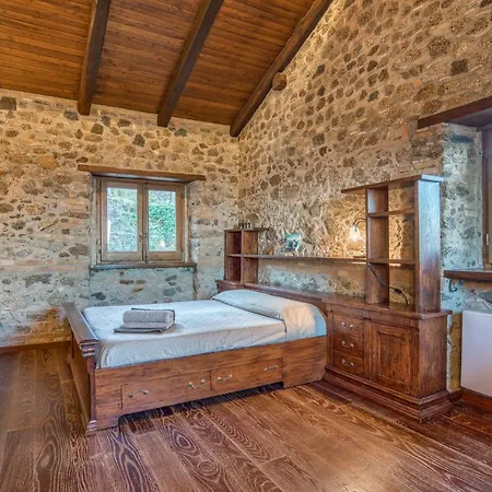 Casa vacanze Nice In W/ Outdoor Swimming Pool, Sauna And 4 Bedrooms Montepaone